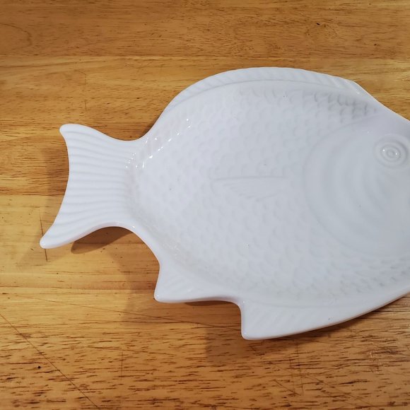 Secla Portugal White Embossed Design Fish Plates Set of 2 - Picture 4 of 6